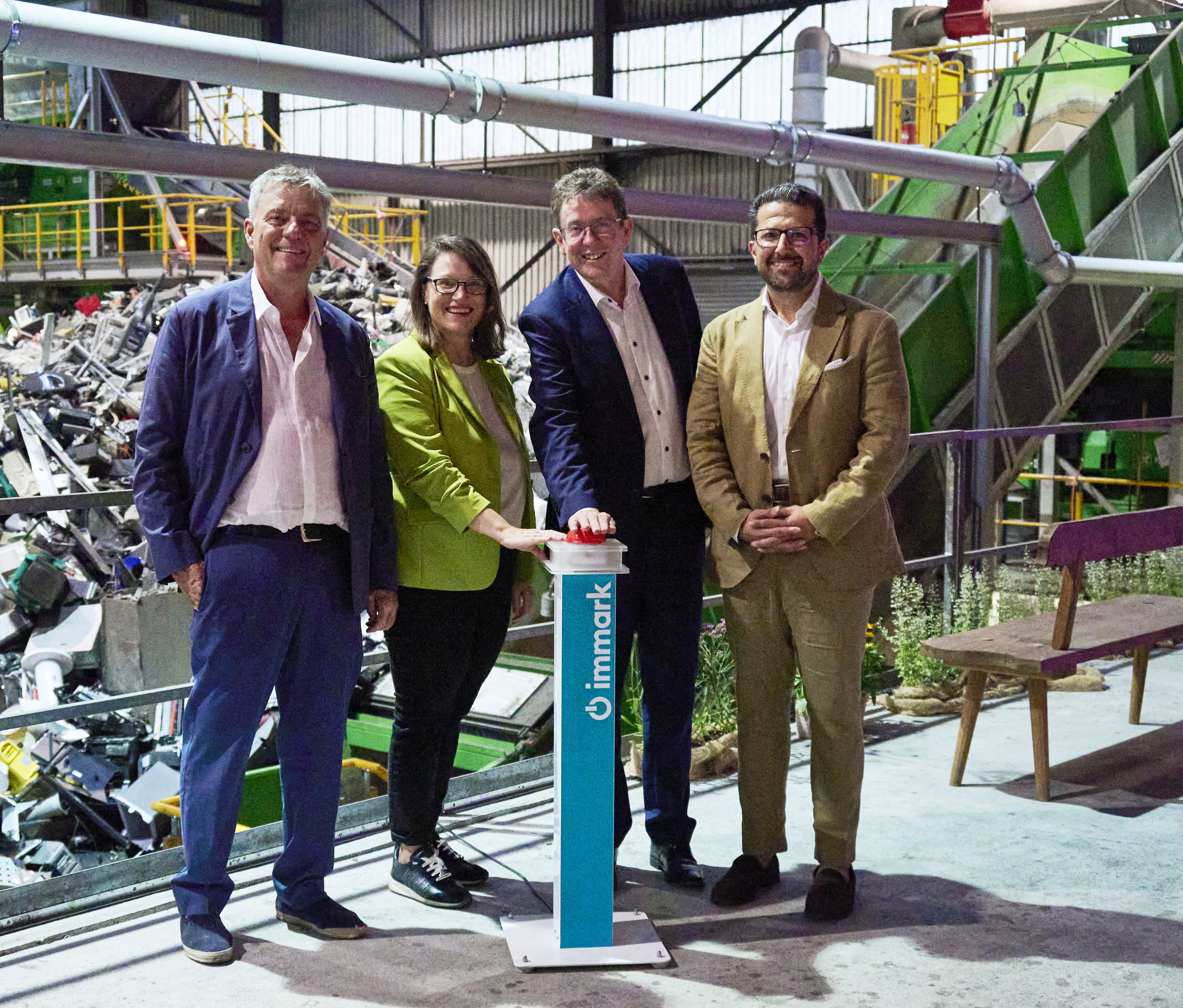 Neue Recyclinganlage. Tobias Thommen, Delegierter des Verwaltungsrates der Thommen Group; Sabine Krattiger, COO Immark AG; Bundesrat Albert Rösti und Pouyan Dardashti, CEO der Thommen Group drücken symbolisch den "Start"-Knopf.