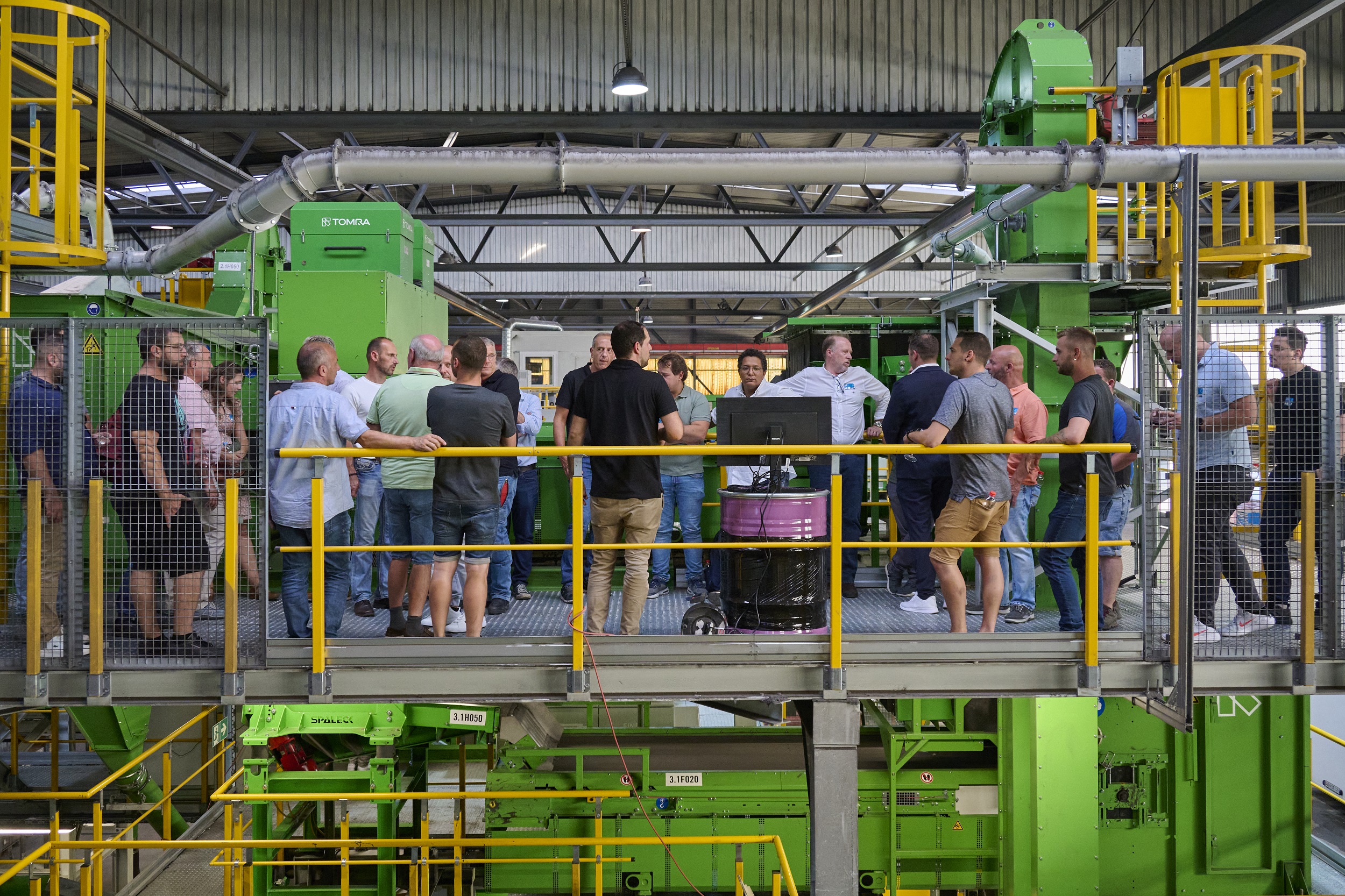 Besucher bei der Besichtigung der neuen Elektronikrecyclinganlage.