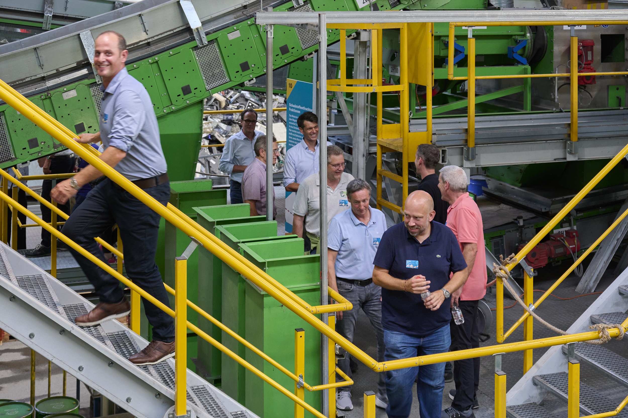 Die Besucher bei der Besichtigung der neuen Elektronik-Recyclinganlage.