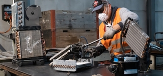 Unsere Mitarbeitenden zerlegen Kühlgeräte fachgerecht